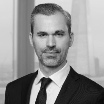Max Richter, EMEA CEO von mea, präsentiert sich in einem formellen Anzug vor einer urbanen Kulisse. Sein Ausdruck vermittelt Professionalität und Entschlossenheit, was die strategische Partnerschaft zwischen HDI Global und mea unterstreicht.
