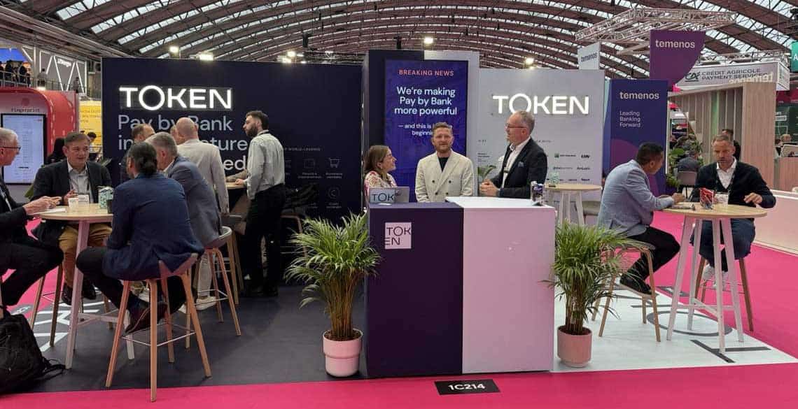 Auf der Money20/20 Europe 2026 präsentieren Vertreter von TOKEN innovative Ansätze zu "Pay by Bank". Die Atmosphäre ist geschäftig, mit mehreren Gesprächen über zukünftige Zahlungsinfrastrukturen und die Rolle von Stablecoins im Zahlungsverkehr.