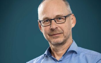 Christian Michelsen, Tribe Lead Fraud Management bei Worldline, präsentiert sich in einem professionellen Umfeld. Sein Blick vermittelt Expertise im Bereich Fraud Detection, insbesondere im Kontext agentischer Angriffssysteme.