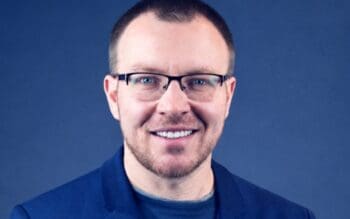 Dmitriy Fot, CTO der Ginmon Group, präsentiert sich in einem professionellen Umfeld. Seine Expertise umfasst die Weiterentwicklung der digitalen Wealth-Plattform von Ginmon, insbesondere im Kontext der ZfA und der Integration von Sidecar-Lösungen.