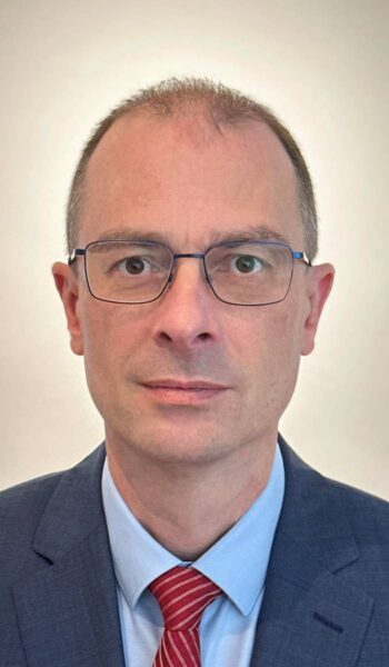 Dr. Ernst Stahl ist Head of Payments bei NTT DATA DACH. Im Kontext des digitalen Euro wird die Herausforderung für Banken darin bestehen, eine zuverlässige und benutzerfreundliche digitale Ergänzung zum Bargeld zu schaffen.