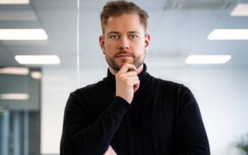 Florian Sondershausen, Geschäftsführer von Haag Sondershausen Consulting, präsentiert sich nachdenklich in einem modernen Büro. Sein Fokus liegt auf Bitcoin und der strategischen Investition in Krypto-Assets.