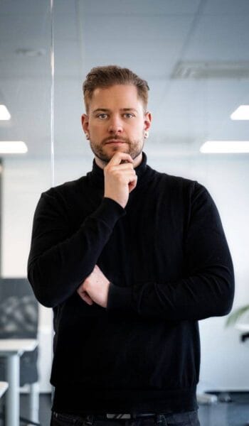 Florian Sondershausen, Geschäftsführer von Haag Sondershausen Consulting, steht nachdenklich in einem modernen Büro. Sein Fokus auf Bitcoin und Quantencomputing reflektiert die Herausforderungen und Chancen im Bereich Krypto-Assets.