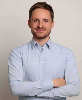 Dr. Jonas Groß, Geschäftsführer von Etonec und Co-Gründer der Digital Euro Association, thematisiert die Rolle von Stablecoins in der Optimierung internationaler Zahlungsströme und der Reduzierung von Korrespondenzbank-Latenzen.