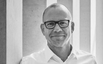 Christian von Hammel-Bonten, ein Experte für Payment und Fintech, präsentiert sich in einem professionellen Umfeld. Sein Fokus liegt auf der digitalen Transformation, insbesondere im Kontext des Digitalen Euro.