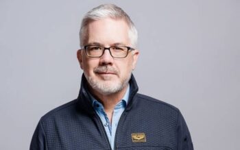 Jonathan Knoll, Mitgründer und Geschäftsführer von Etonec, präsentiert sich in einem formellen Outfit. Seine Expertise im Bereich digitaler Währungen und Stablecoins unterstreicht die Relevanz dieser Technologien für moderne Zahlungsinfrastrukturen.