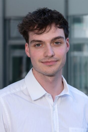 Leo Schuhmann, Mitgründer und CEO von ComplyDo, präsentiert sich in einem professionellen Umfeld. Seine Expertise und die Partnerschaft mit adesso stärken die Position von ComplyDo im Bereich der KI-gestützten Compliance-Automatisierung.