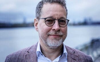 Markus Kluge, Physiker mit über 20 Jahren Erfahrung in E-Commerce und Legal Tech, präsentiert seine Expertise in der Entwicklung von Systemarchitekturen für eWpG-konforme Zeichnungsstrecken, die auch Kryptowährungen berücksichtigen.