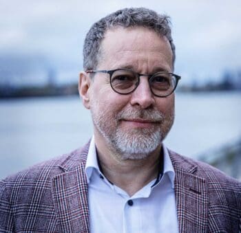Markus Kluge, Mitgründer von tokenforge, präsentiert innovative Ansätze zur Integration von Kryptowährungen in die Finanzarchitektur. Seine Expertise zeigt, wie digitale Wertpapiere effizientere Compliance-Prozesse ermöglichen können.