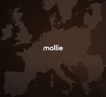 Die Abbildung zeigt eine stilisierte Karte Europas mit dem Schriftzug „mollie“ zentral platziert. Diese Darstellung symbolisiert die Expansion von Mollie in alle Staaten des Europäischen Wirtschaftsraums (EWR) und die damit verbundenen Investitionen.