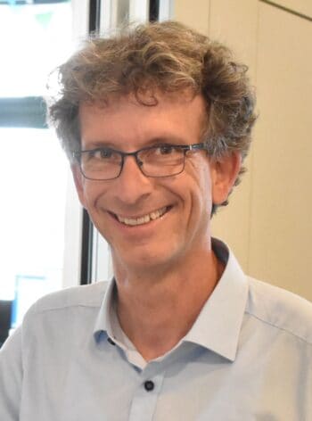 Philipp Krause, Programmmanagement bei Itzehoer Versicherungen, lächelt in die Kamera. Der Hintergrund deutet auf eine moderne Büroumgebung hin, die im Kontext der Modernisierung von Kernsystemen steht.