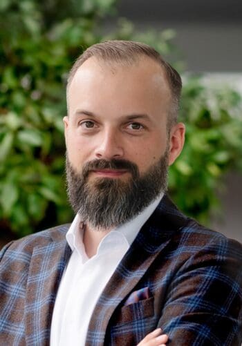 Piotr Piękoś, Future Processing, erklärt, dass Agentic AI im Claims Management in isolierten PoCs erstaunlich gut funktionieren. <q>Future Processing