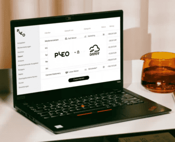 Auf einem Laptop-Bildschirm ist die Benutzeroberfläche von Pleo zu sehen, die verschiedene Ausgaben auflistet. Die Kategorien umfassen Marketing und Bürobedarf. Ein orangefarbenes Gefäß befindet sich im Hintergrund.