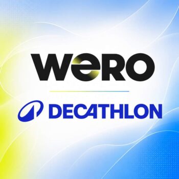Das Bild präsentiert die Logos von Wero und Decathlon auf einem farbigen Hintergrund. Die Darstellung symbolisiert die Einführung der Bezahllösung Wero im deutschen Online-Shop von Decathlon, was einen bedeutenden Schritt im Zahlungsverkehr darstellt.