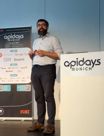 Kristof van Tomme, CEO Pronovix, präsentiert auf den API Days in München. Er thematisiert die Bedeutung einer API- und Datenstrategie für die effektive Nutzung von KI. Im Hintergrund sind Sponsorenlogos und das Event-Logo sichtbar.