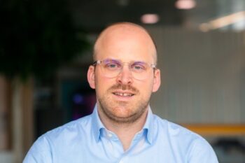 Arne Rötzmeier, Head of Value Added Services für Zentraleuropa bei Visa, präsentiert sich in einem professionellen Umfeld. Seine Rolle umfasst die Integration von Open Banking in innovative Zahlungsdienstleistungen.
