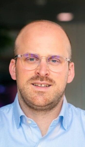 Arne Roetzmeier, Leiter Value Added Services bei Visa Zentraleuropa, thematisiert die Rolle von Open Banking im Kontext der Beziehung zwischen Fintechs und Banken, die sowohl als Konkurrenten als auch als Partner agieren können.