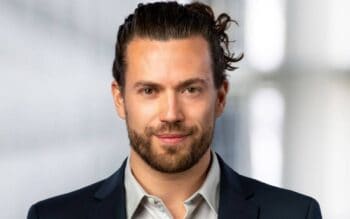 Nils Dohmen, Cyber Defense Consultant bei Secuinfra, präsentiert sich in professioneller Kleidung. Sein Ausdruck vermittelt Selbstbewusstsein und Fachkompetenz im Bereich Cybersecurity. Der Hintergrund ist unscharf und unterstützt den Fokus auf seine Person.