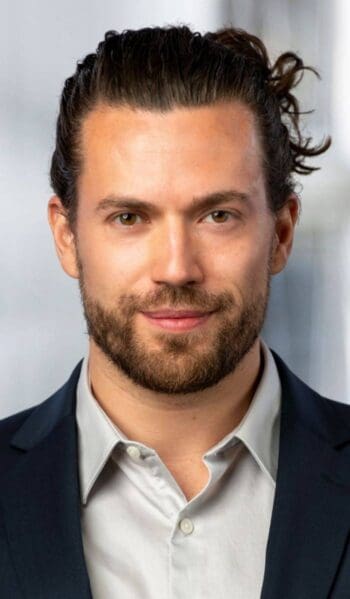 Nils Dohmen, Cyber Defense Consultant bei Secuinfra, thematisiert die Bedeutung von Identity und Access Management zur Betrugsprävention. Der Fokus liegt auf der Gefährdung durch Adversary-in-the-Middle-Angriffe, die authentifizierte Sitzungen ins Visier nehmen