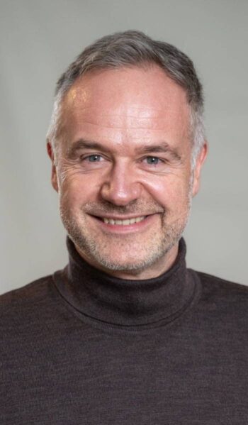 Elmar Eperiesi-Beck, Geschäftsführer von Bare.ID, präsentiert innovative Ansätze im Bereich IAM. Die Entwicklung der EUDI-Wallet ist Teil der strategischen Anpassungen an die eIDAS 2.0-Verordnung, die bis 2027 umgesetzt werden muss.