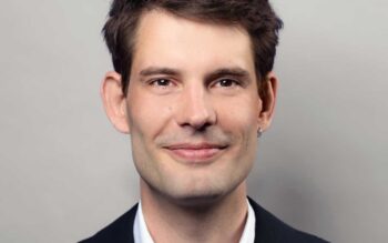 Julius Taylor, Senior Consultant bei Cofinpro, präsentiert sich in einem professionellen Porträt. Sein Fachwissen umfasst die Implementierung von Agentensystemen und modernen KI-Lösungen für Finanzinstitute, um innovative Datenplattformen zu fördern.