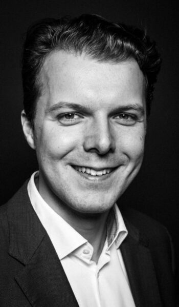 Laurens Hamerlinck, Head of Fintech Venturing bei der ABN AMRO, präsentiert sich in einem professionellen Porträt. Sein Lächeln und die formelle Kleidung unterstreichen seine Rolle in der Fintech-Partnerschaftsstrategie der Bank.