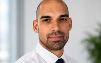 Antonio Paolo Mecci, CISO und Head of IT der DSwiss AG, präsentiert sich in einem professionellen Umfeld. Sein Blick vermittelt Entschlossenheit, während er sich mit Themen wie Krypto-Inventar und Datensicherheit auseinandersetzt.