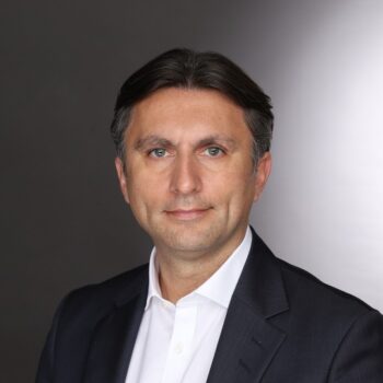 Miroslav Mitrovic, Geschäftsführer von Compin, präsentiert innovative Lösungen zur automatisierten Verwaltung von Altersvorsorgedepots. Diese Entwicklungen zielen darauf ab, die Flexibilität und Renditechancen in der geförderten privaten Altersvorsorge zu erhöhen.