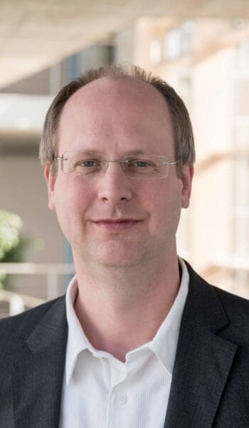 Dr. Christian Schunck, Senior Scientist am Fraunhofer Institut für Arbeitswirtschaft und Organisation IAO, thematisiert im Kontext von CIAM die Bedeutung der Identitäts- und Zugangsverwaltung für Finanzinstitute, insbesondere im Hinblick auf PSD2 und Risikobewertung.