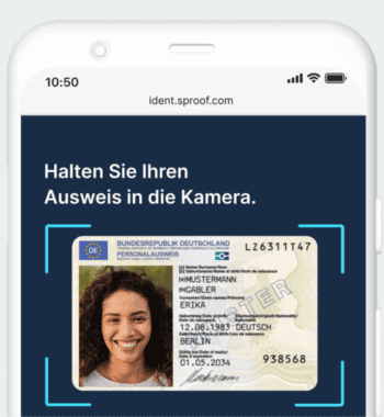 Ein Smartphone zeigt eine Benutzeroberfläche der Sproof-Plattform, die zur Identifikation dient. Anweisungen fordern den Nutzer auf, seinen Ausweis in die Kamera zu halten. Der Hintergrund ist dunkelblau, die Schrift ist klar und deutlich.