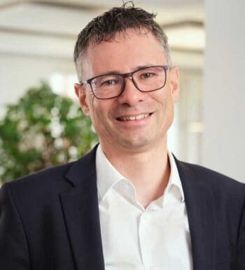 Stephan Schweizer, CEO bei Nevis Security, präsentiert sich in einem professionellen Umfeld. Seine Expertise im Bereich Banking-Sicherheit unterstreicht die Notwendigkeit, über die Authentifizierung hinausgehende Sicherheitsarchitekturen zu entwickeln.