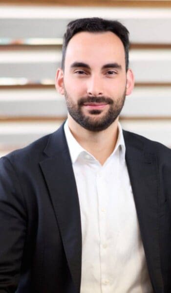 Alejandro Leal, Lead Analyst bei KuppingerCole, thematisiert das Risiko des Entitlement Creep in Finanzinstituten. Eine legitime Identität mit übermäßigen Berechtigungen kann zu Sicherheitsvorfällen führen, die nicht auf Software-Schwachstellen basieren.