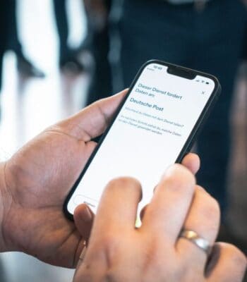 Auf einem Smartphone wird eine Benutzeroberfläche angezeigt, die Informationen zur Datenanforderung durch die Deutsche Post enthält. Der Kontext deutet auf die Nutzung der EUDI Wallet hin, die möglicherweise zur Datenübertragung verwendet wird.