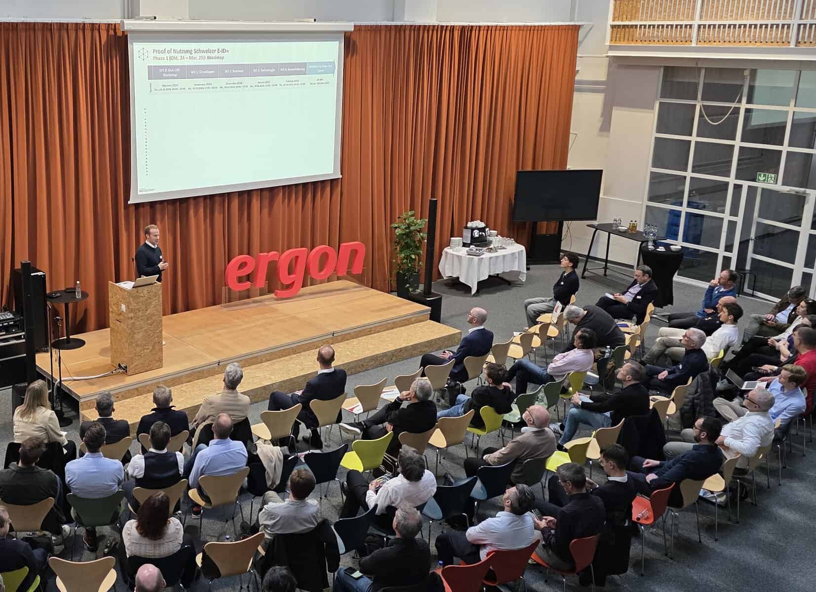Beim E-ID- & SSI-Event von Ergon Informatik im März 2026 skizzierte Stefan Knaus, Senior Consultant beim Business Engineering Institute St. Gallen und Co-Leiter von OpenBankingProject.ch, wie Schweizer Finanzinstitute konkrete E-ID- und SSI-Use-Cases entwickeln und erproben.