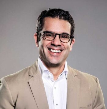 Peter Frey, Jurist bei der Annerton-Rechtsanwaltsgesellschaft, thematisiert die Herausforderungen des Geldwäscherechts 2027 im Kontext der AMLR. Die Aufsicht prüft den Vorbereitungsstand der Institute durch Fragebögen und Datenpiloten.
