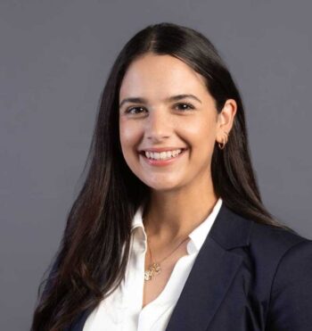 Ariane Lundertedt von der Annerton Rechtsanwaltsgesellschaft befasst sich mit den Herausforderungen des Geldwäscherechts 2027, insbesondere im Kontext der AMLR und der Notwendigkeit eines perpetual KYC zur Vermeidung von Institutsfehlern.