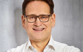 Dr. Markus von Detten, Senior Consultant PKI bei achelos, präsentiert sich in einem professionellen Umfeld. Die Darstellung verdeutlicht die Anforderungen an Compliance und Resilienz im Kontext der aktuellen Regulatorik.