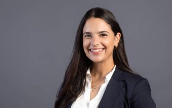 Ariane Lundertedt, Rechtsanwältin bei Annerton, präsentiert sich professionell in einem dunklen Blazer und einem weißen Hemd. Ihr Lächeln und die aufrechte Haltung unterstreichen ihre Expertise im Geldwäscherecht und angrenzenden Bereichen.