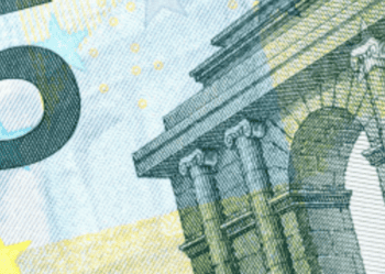 Das Bild zeigt einen Ausschnitt eines Euro-Scheins, auf dem architektonische Elemente und Sterne abgebildet sind. Diese Darstellung symbolisiert die europäische Identität. Bitkom thematisiert die Bedenken der Deutschen hinsichtlich digitaler Zahlungsdienste aus dem Ausland.