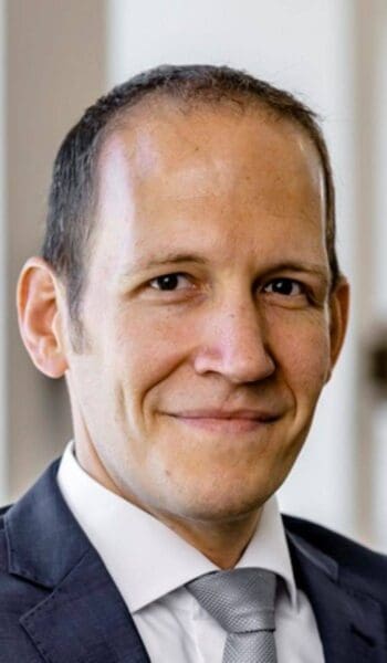 Jörg Botsch, Partner bei PwC Deutschland im Bereich Cyber Security, thematisiert die Notwendigkeit von Threat Modeling im Rahmen von DORA. Die Vorschriften erfordern, dass Änderungen an Bankensoftware nicht ungeprüft implementiert werden.