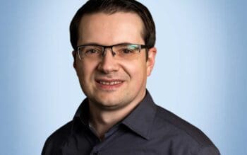 Sergius Mohr, Leiter der Produktentwicklung bei Fincon Reply, präsentiert die Bedeutung strukturierter Schnittstellen im KI-Zeitalter. Seine Argumentation basiert auf den wirtschaftlichen Vorteilen in Bezug auf Kosten und Performance.