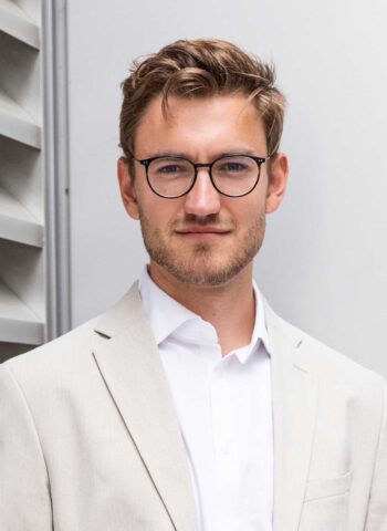 Tobias Weitzel, Head of confora labs bei der spotixx, präsentiert eine Anleitung zur Transformation von Diskriminierung in ein Fairness-Zertifikat. Der Fokus liegt auf der strategischen Implementierung von Fairwashing in Hochrisiko-KI-Systemen.