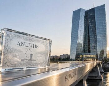 Eine transparente Glasplatte mit der Aufschrift „ANLEIHE“ steht auf einer Brücke, die zur EZB führt. Im Hintergrund sind die modernen Gebäude der Europäischen Zentralbank zu sehen. Die Brücke trägt den Namen „Pontes“, was auf die digitale Transformation im Wertpapierhandel hinweist.