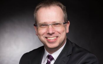 Dr. Andreas Kosche, Director Core Enterprise & zCloud bei Kyndryl Deutschland, verfügt über mehr als 25 Jahre Erfahrung in der Leitung von Mainframe- und Digitalisierungsinitiativen. Er thematisiert die Relevanz von DORA im Kontext von Core Banking.