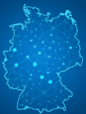 Eine digitale Darstellung Deutschlands mit einem Netzwerk aus Punkten und Linien symbolisiert die bevorstehenden Entwicklungen im e-Invoicing. Diese Visualisierung verdeutlicht die Vernetzung und die anstehenden Änderungen im Rechnungswesen bis 2027.
