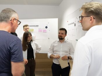 Das neue Tech & Data Lab Frankfurt – Deutschlands erstes finanzfokussiertes Reallabor – bietet Finanzinstituten und Start-ups nun eine sichere digitale Umgebung, um neue Technologien zu testen und Implementierungsrisiken zu senken. Die Deutsche Bank bringt als „Challenge Sponsor“ eine konkrete Fragestellung aus dem Bereich „Open Finance“ ein.