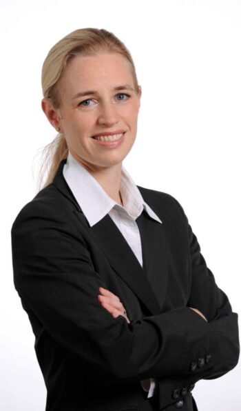 Jennifer Holz, Regulatorik- und Informationssicherheitsexpertin bei msg for banking, präsentiert sich in einem formellen Outfit. Ihre Haltung und Mimik vermitteln Professionalität. DORA fordert von Leasinggesellschaften eine lückenlose Nachweisführung, was im Kontext von Zero Trust von Bedeutung ist