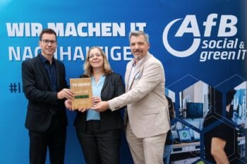 2025 freute sich die Raiffeisen Bankengruppe Kärnten über den 10-Jahres-Partnerschaftsaward der afb Group, der von CEO Daniel Büchle (links) und Fabio Papini (beide von afb) an die Nachhaltigkeitsbeauftragte Petra Ibounig-Eixelsberger überreicht wurde, was ein wichtiger Mehrwert ist.<q> afb group