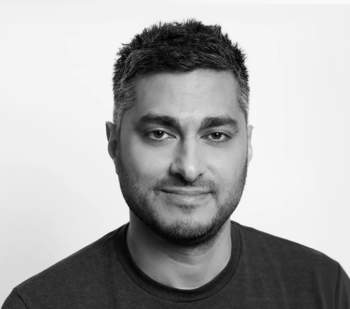 Arjun Sethi, Co-CEO von Payward, blickt in einem Schwarz-Weiß-Porträt in die Kamera; Payward baut sein Bankgeschäft in Europa aus.