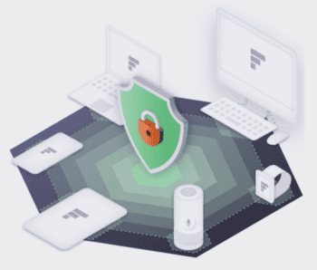 Ein grüner Schutzschild mit orangefarbenem Vorhängeschloss steht zwischen Laptop, Monitor, Smartphone und Sprachassistent. Trust Signals liefert Banken Echtzeit-Betrugsindikatoren per API.